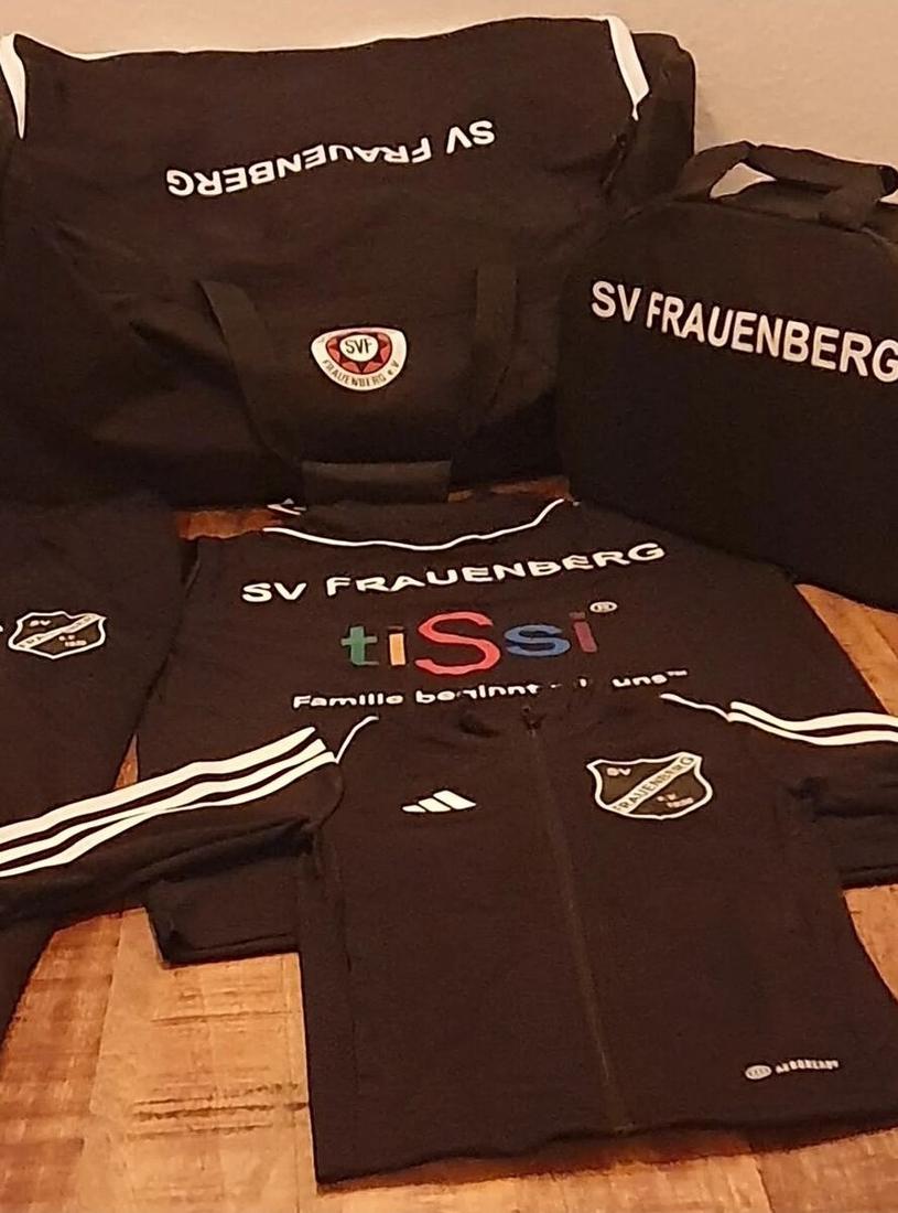 Teamwear-Komplettset für den SV Frauenberg: Trainingsjacke, Sporttaschen mit Vereinsnamen und Wappen