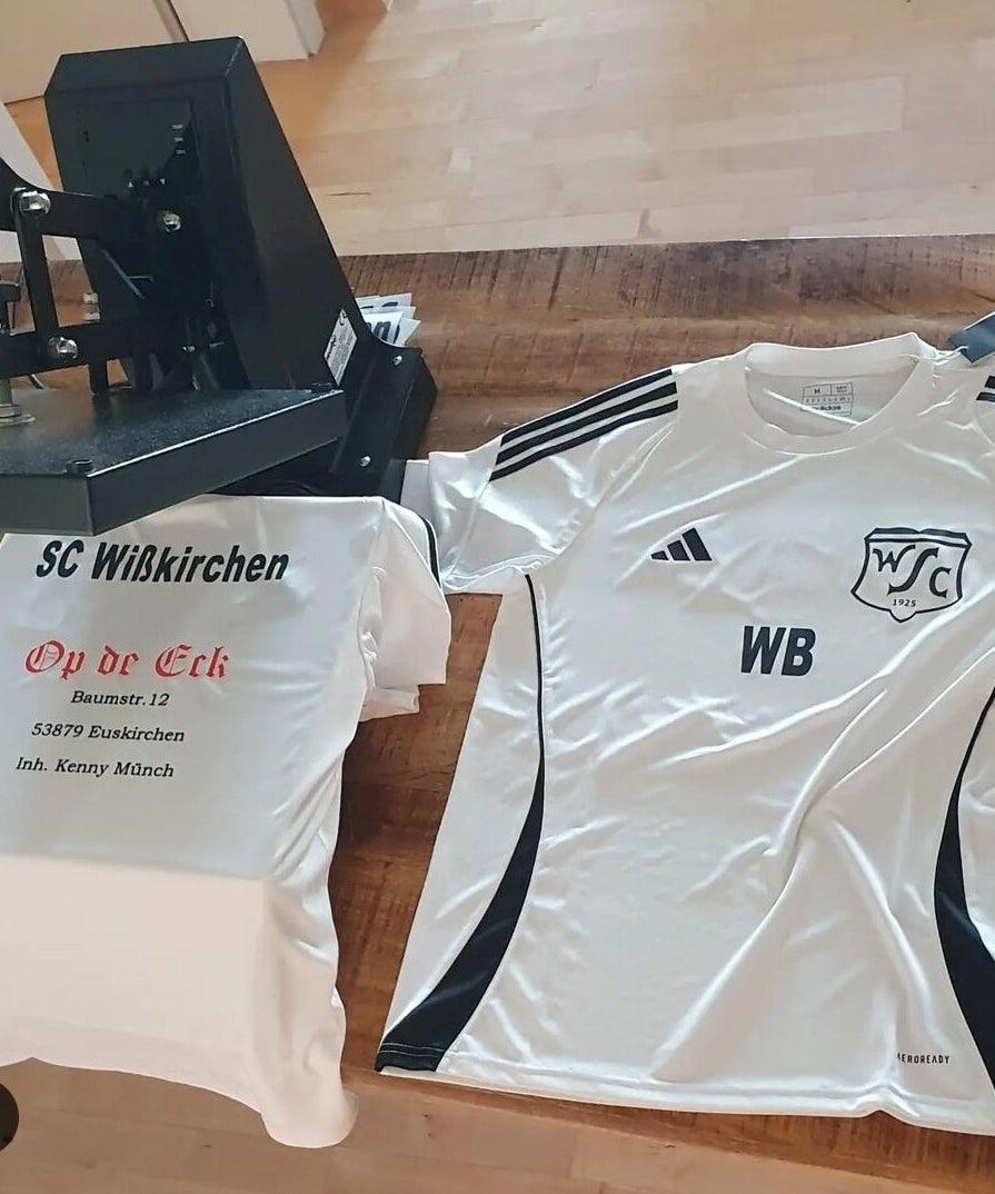 Trikots und Sponsorenshirts für den SC Wißkirchen auf der Transferpresse