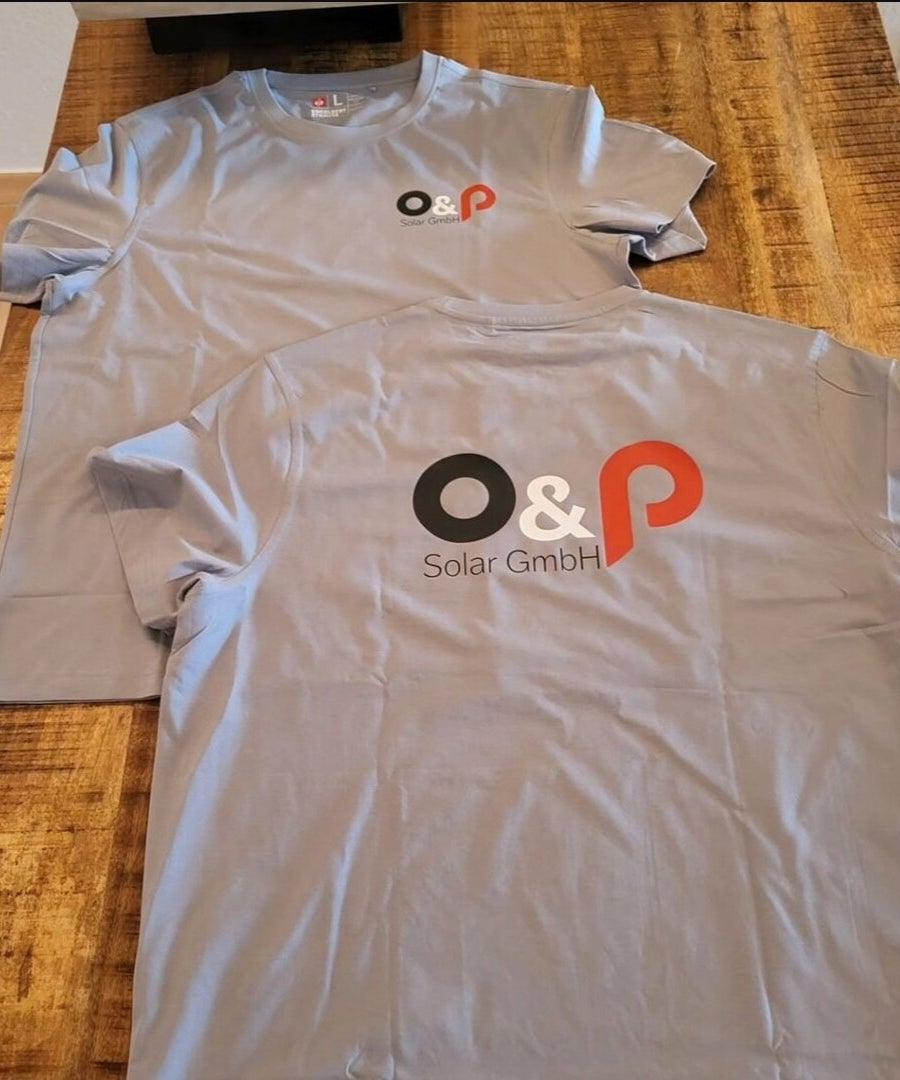 Graue Firmen-Shirts mit Logo der O&P Solar GmbH